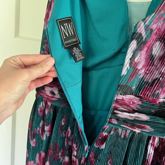 Nightway Floral-Print Pleated Gown Size 12 - Picture 6 of 9